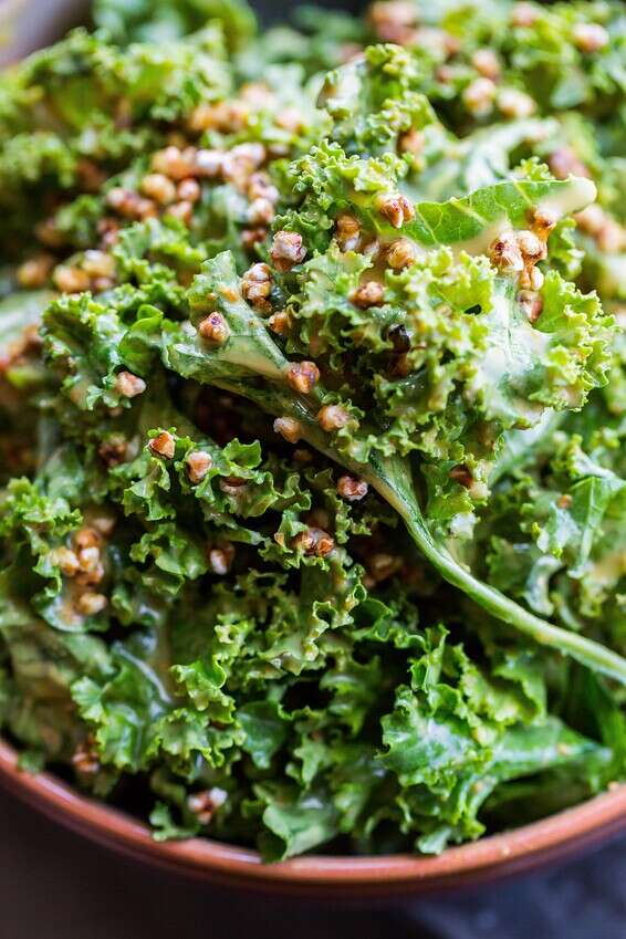 טקסטורה קריספית  וטעמי אדמה אגוזיים.  קייל ברוטב חמאת בוטנים // צילום וסטיילינג: איתיאל ציון